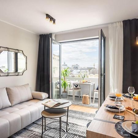 Stunning Views 2Br Midtown Flat - Charming Balcony Apartment บูคาเรสต์ ภายนอก รูปภาพ