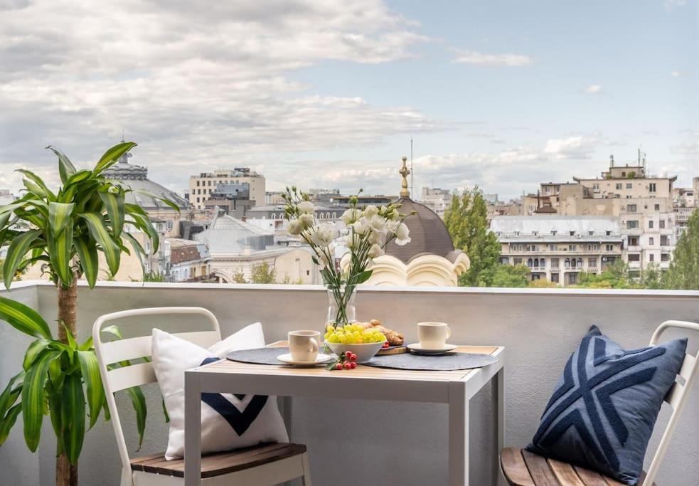 Stunning Views 2Br Midtown Flat - Charming Balcony Apartment บูคาเรสต์ ภายนอก รูปภาพ