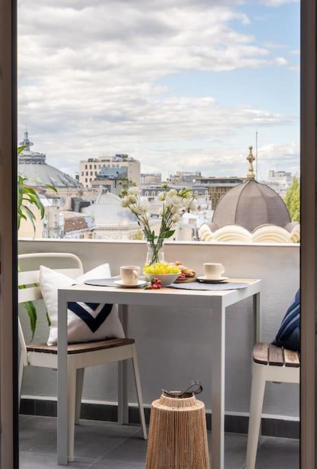 Stunning Views 2Br Midtown Flat - Charming Balcony Apartment บูคาเรสต์ ภายนอก รูปภาพ