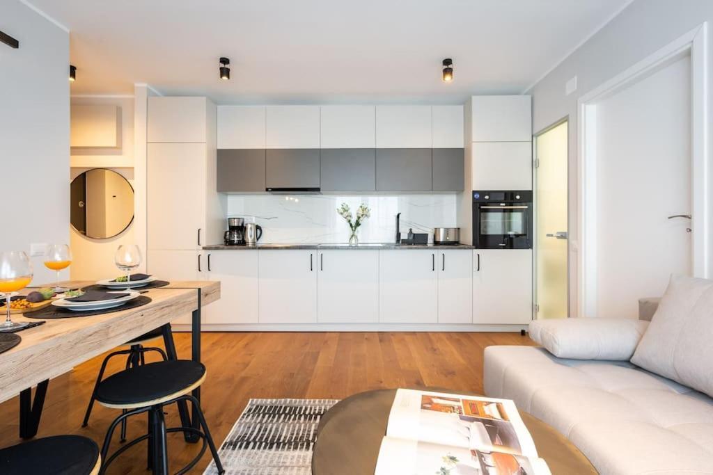 Stunning Views 2Br Midtown Flat - Charming Balcony Apartment บูคาเรสต์ ภายนอก รูปภาพ